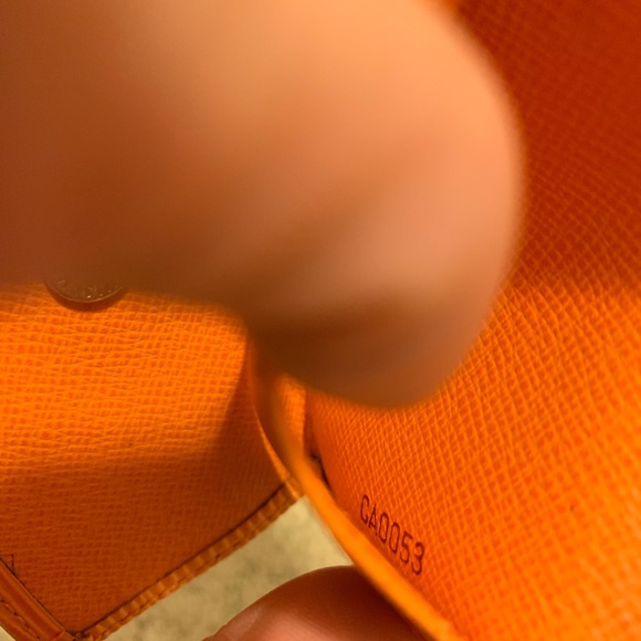 Authentic Louis Vuitton epi mandarin key holder - Picture 4 of 5